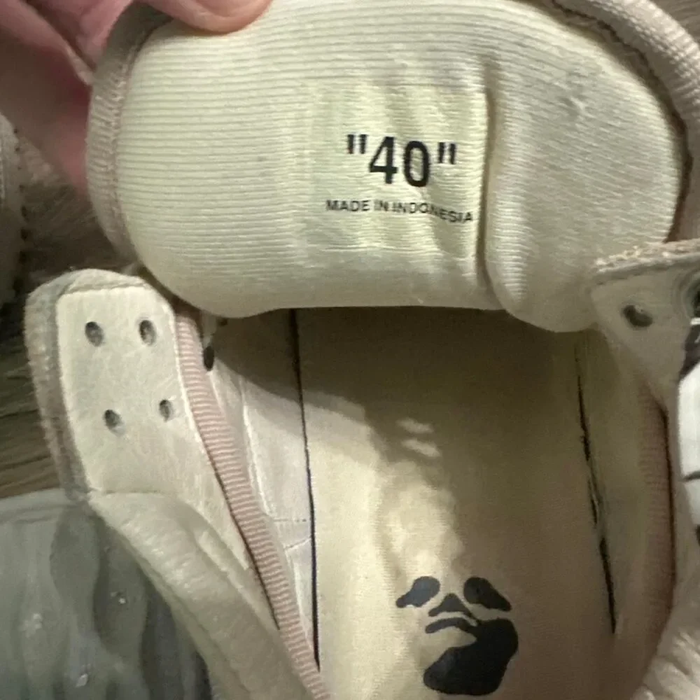 Off White Floating Arrow Low - Picture 8 of 8